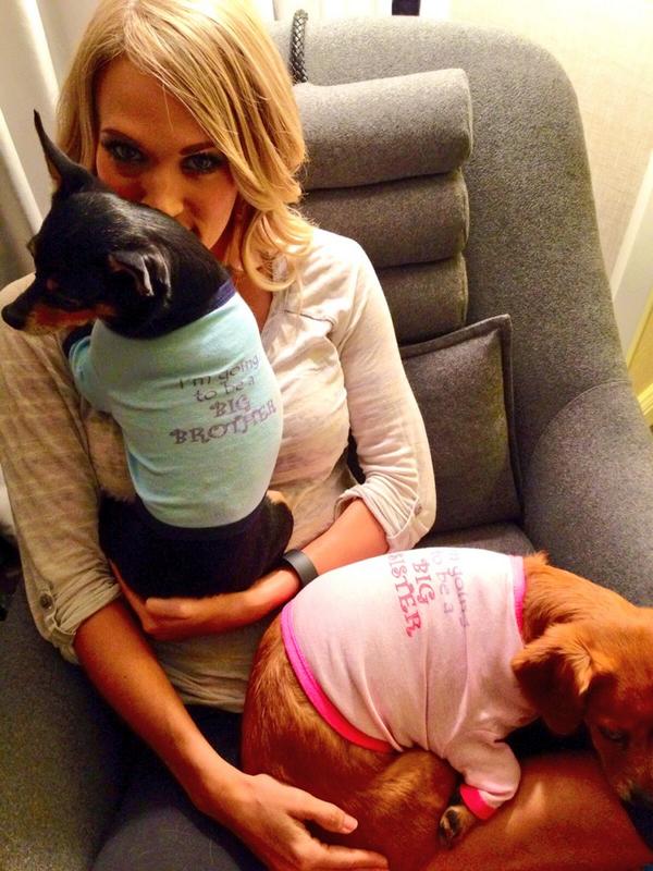 Carrie Underwood pret fëmijën e saj të parë