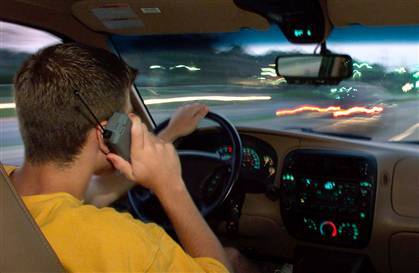 SHBA do të ndalojë përdorimin e celularit në makinë
