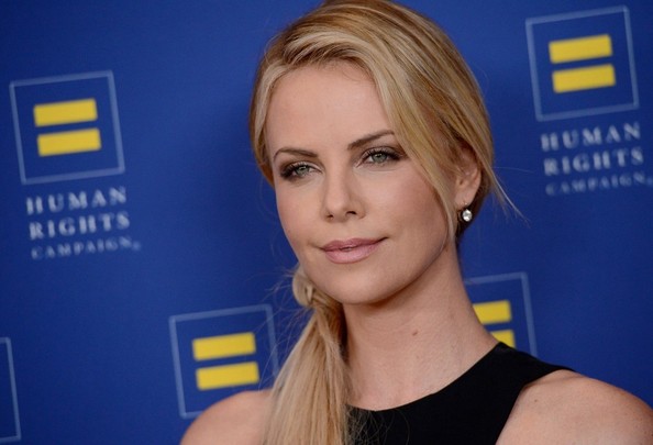 Charlize Theron nuk del më në publik