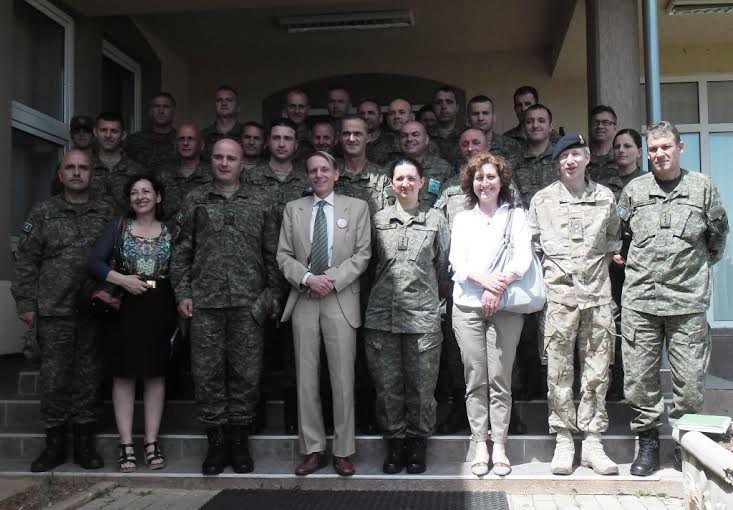 Cliff  ligjëroi në Komandën e Doktrinës dhe Stërvitjes në Ferizaj 