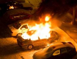 Djegen edhe tri automjete me targa RKSN ë veri të vendit