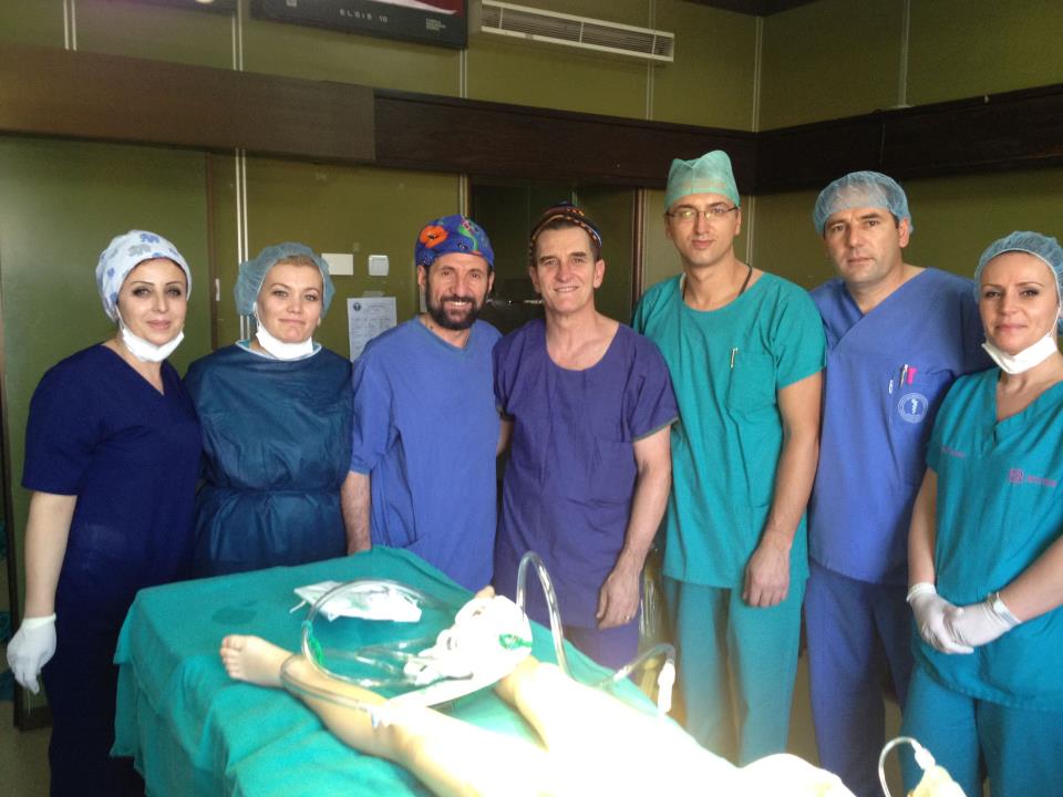 Kirurgu australian, Dr. Paddy Dewan po qëndron në Kosovë 