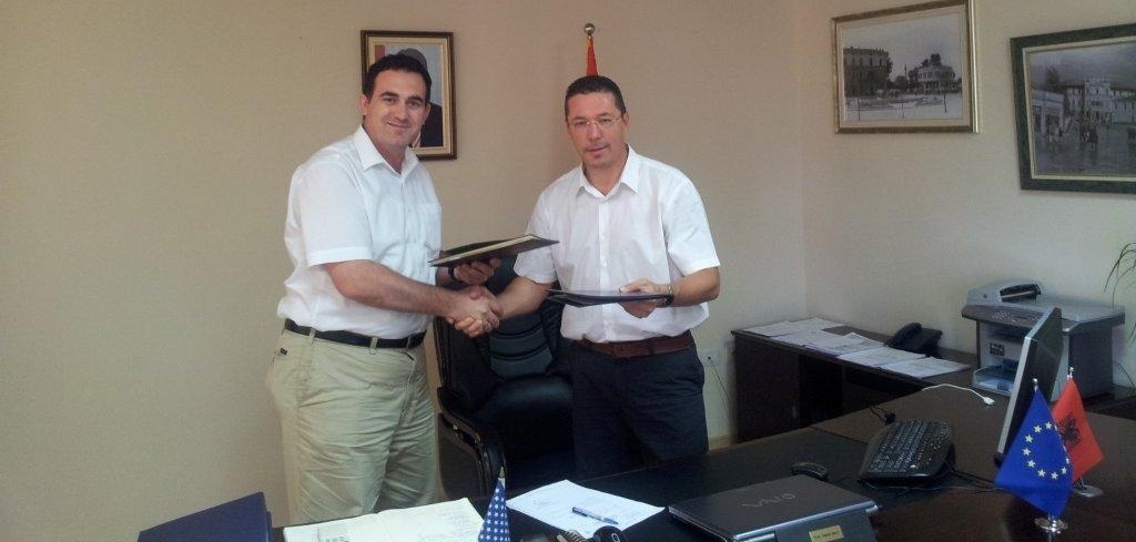 UBT nënshkruan marrëveshje me Universitetin e Vlorës