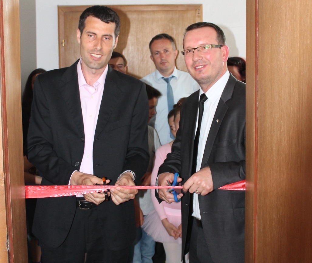 Rotary Club inauguron bibliotekën në shkollën Pavarësia