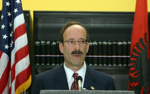 Engel: Serbia mban të pushtuar veriun e Mitrovicës