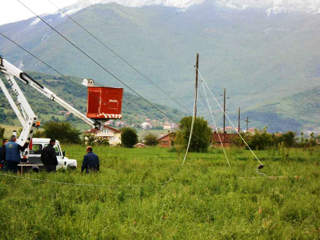 Erërat e forta dëmtojnë rrjetin e energjisë elektrike