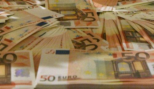 Euro pëson rënie, arrin nën 1.41 dollarë