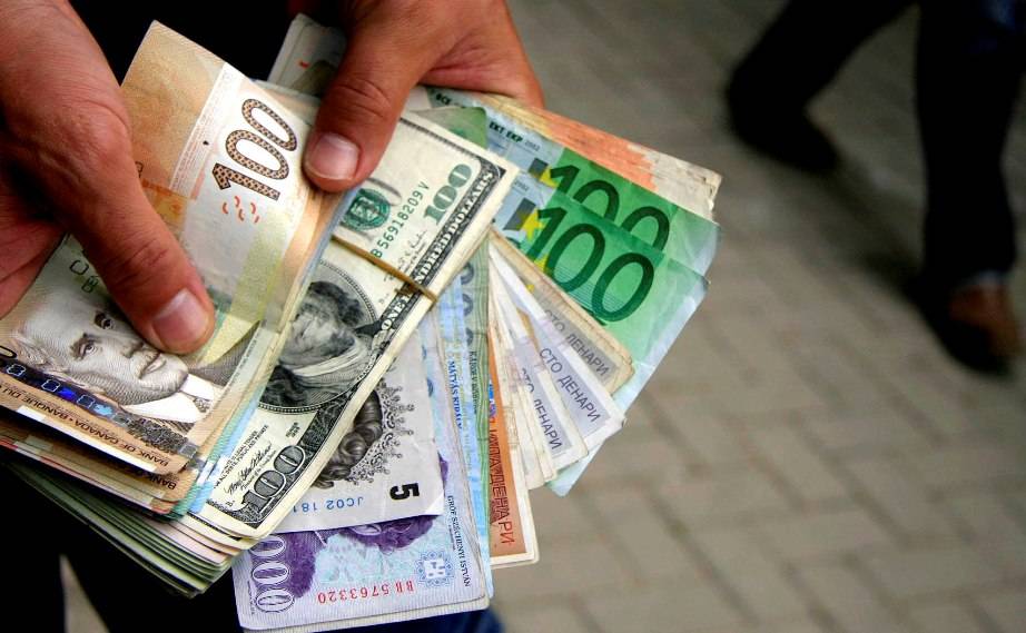 Euro forcohet përballë dollarit