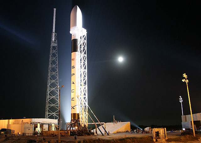 Falcon 9 dërgon kapsulën Dragon në orbitë