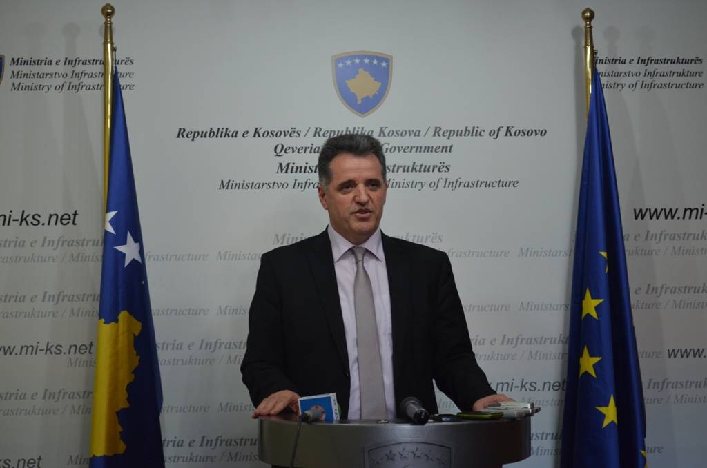 Ministri Mujota sot vizitë në Shkup