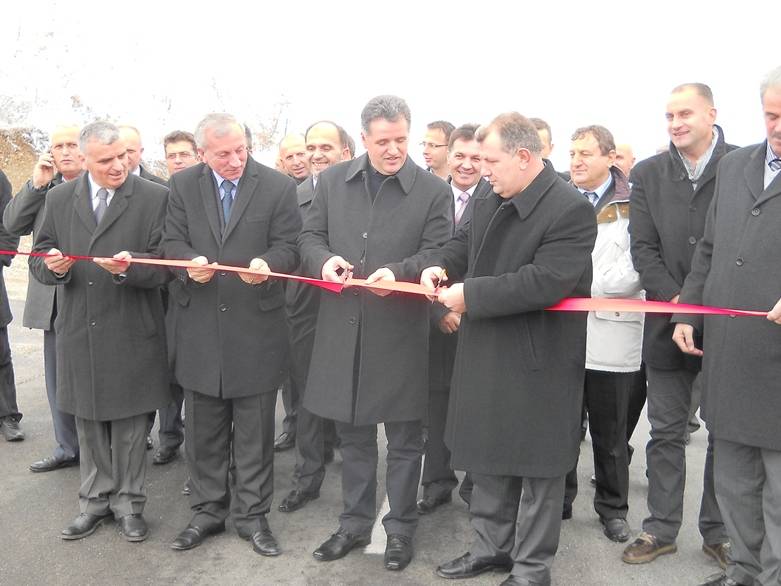 Ministri Mujota përuroi rrugën Gjilan-Lipjan dhe Koliq-Dyz