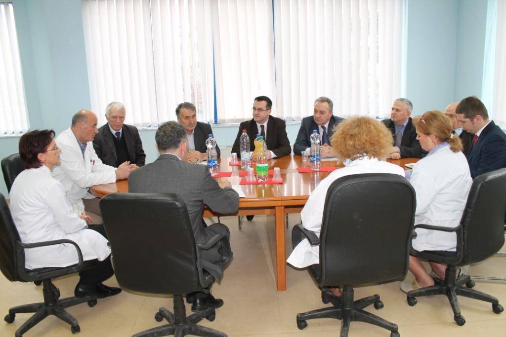 Ministri Agani vizitoi Institutin e Onkologjisë