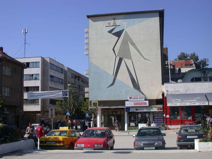 Banorët e Ferizajit performojnë lidhur me problemin e lejeve të ndërtimit