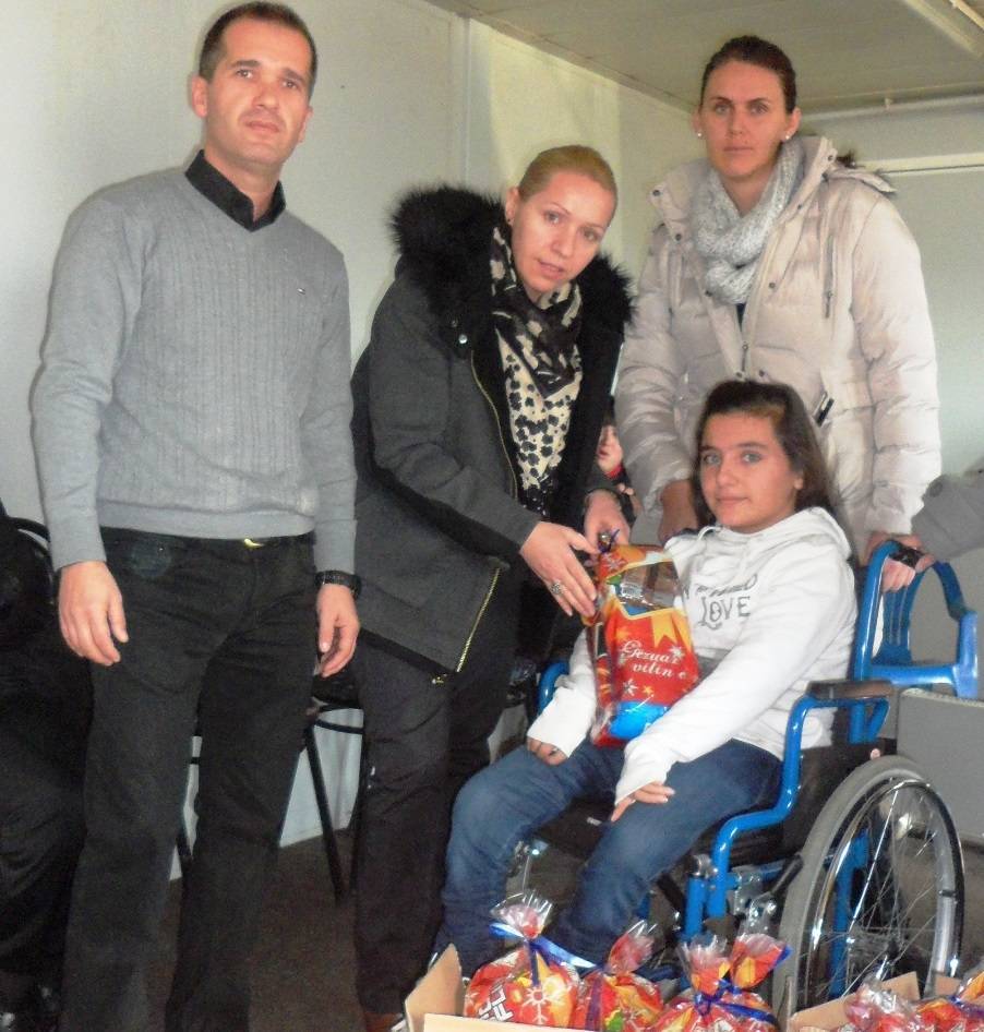 Ferronikeli shperndau dhurata për fëmijët me aftësi të kufizuara