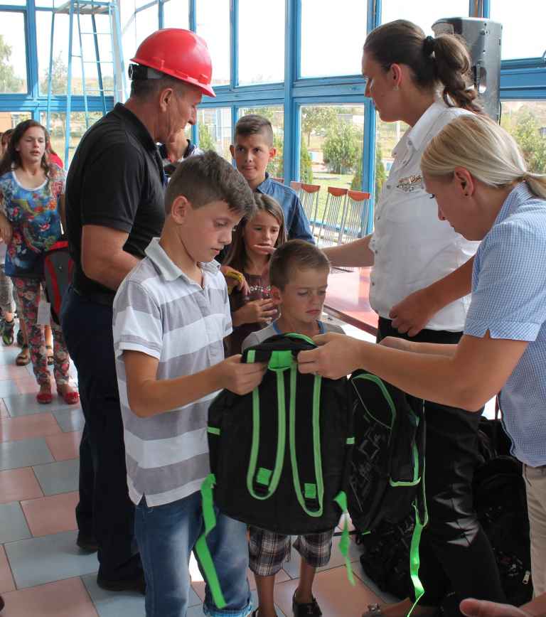 Ferronikeli u shpërndau çanta me material shkollor 300 nxënësve