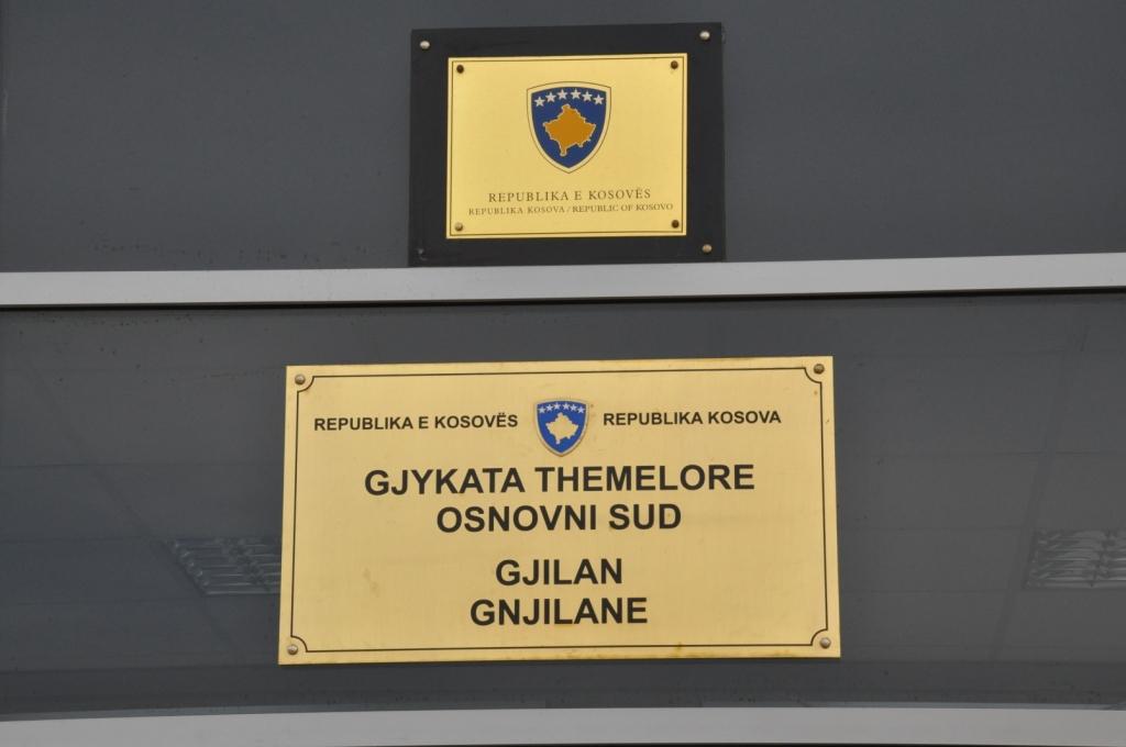 Sulmoi zyrtarët policorë, Gjykata e dërgon një muaj në paraburgim 