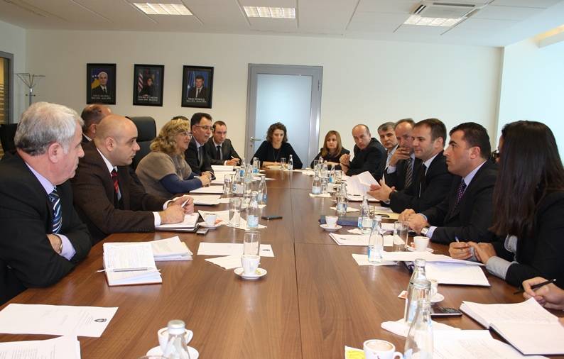 Ministri Kuçi diskuton Raportin e Progresit me stafin e MD-së