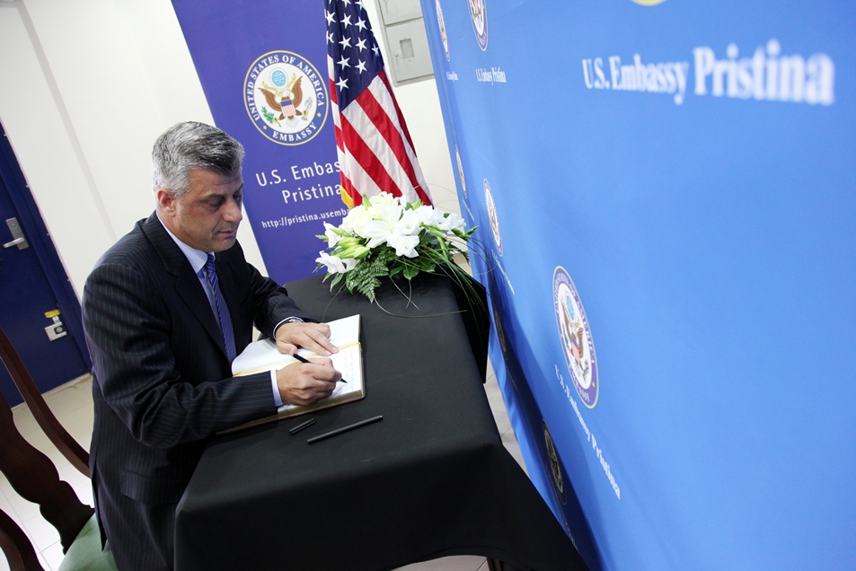 Thaçi nënshkruhet në Librin e zisë në Ambasadën e SHBA-ve 