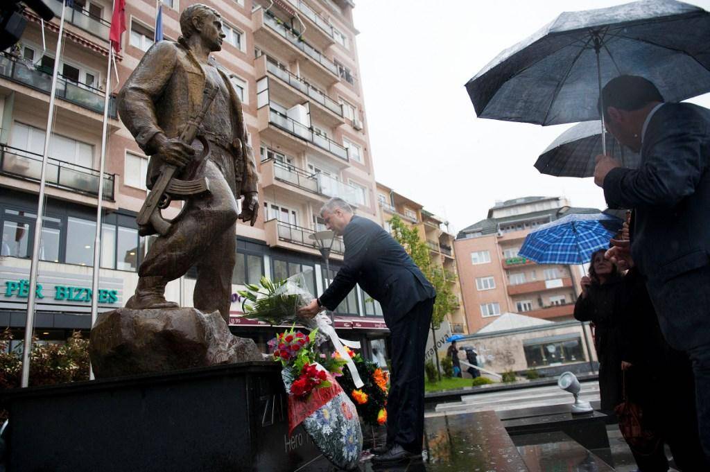 Kryeministri Thaçi bëri homazhe tek varrezat e dëshmorëve në Prishtinë