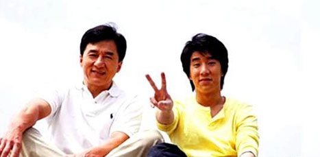 Jackie Chan kërkon falje për të birin  