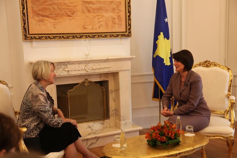  Jahjaga priti drejtoren e Korpusit të Paqes, Hessler-Radelet 