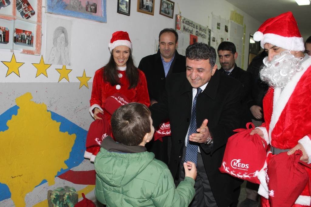 KEDS shpërndanë dhurata në Krushë për festat e fundvitit