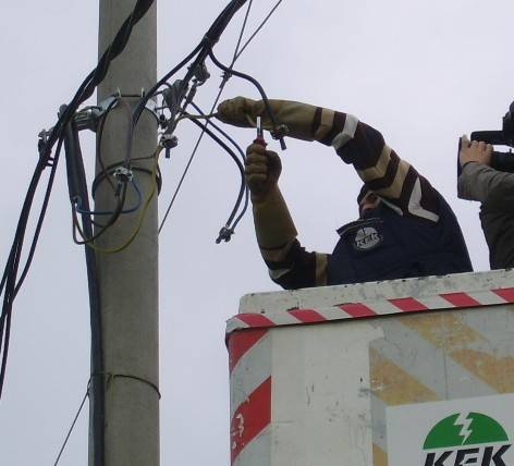 Shqiptarët në veri kërcënohen se do t’u këputet rryma