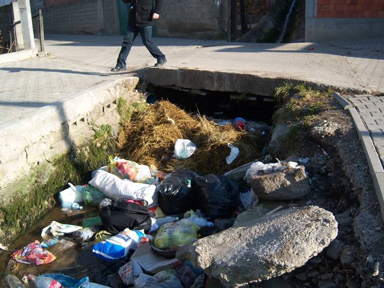 Komuna apelon që të mos hedhen mbeturinat në kanalet e ujit