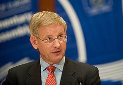 Bildt: Serbia të bashkëpunojë me BE-në për Kosovën