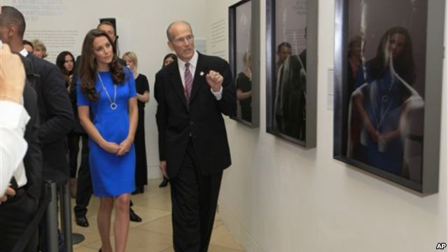 Kate Middleton në ekspozitën e re në Londër