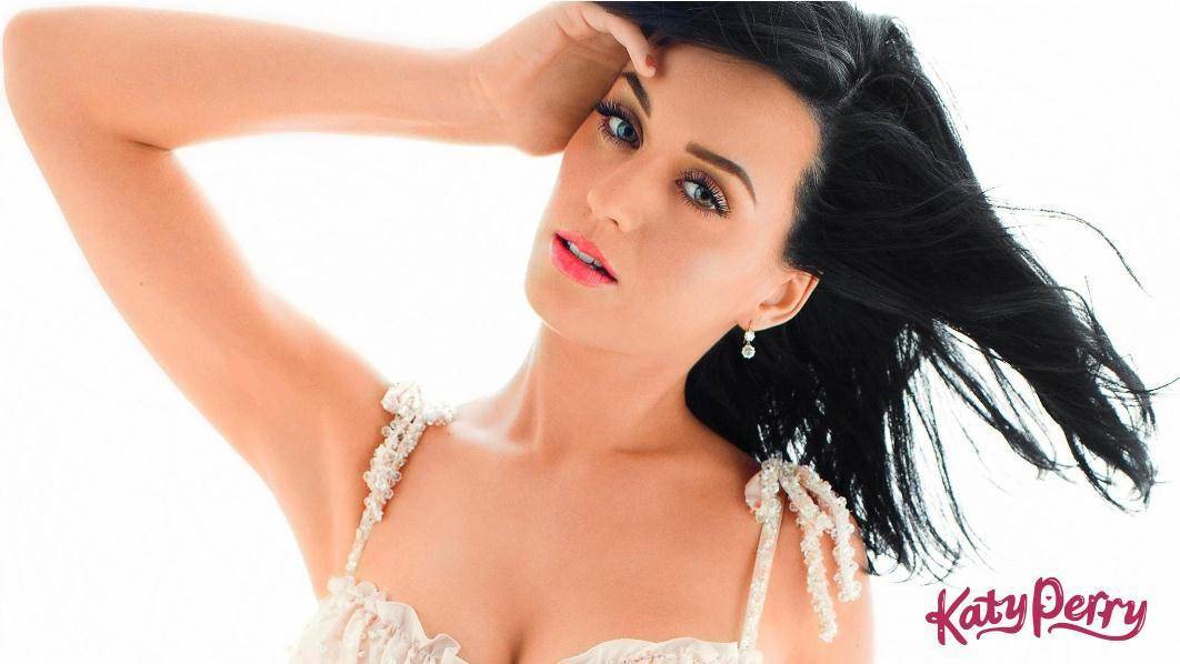 Katy Perry mohon lidhjet me ish-bashkëshortin Russell Brand