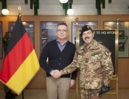 Komandanti i KFOR-t së bashku me biznesmen gjerman viziton OEK-un