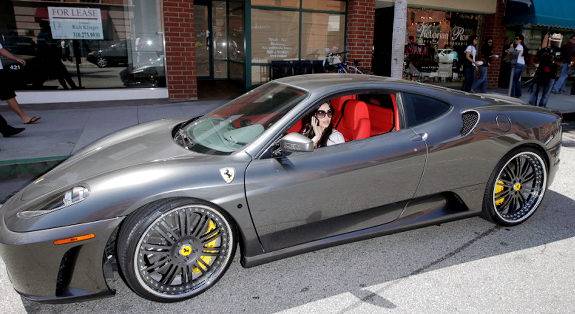 Kim blen një super Ferrari me çmim 300 mijë dollarë