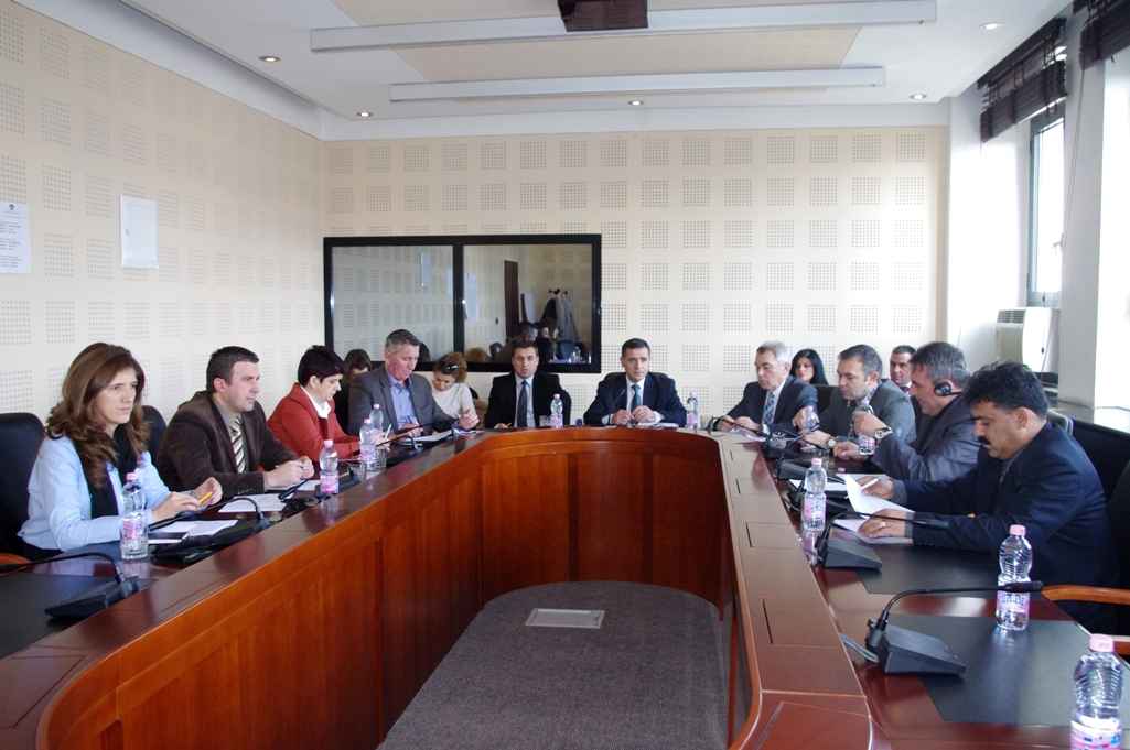 Ministri Rexhepi kritikohet për mosbashkëpunim me deputetët