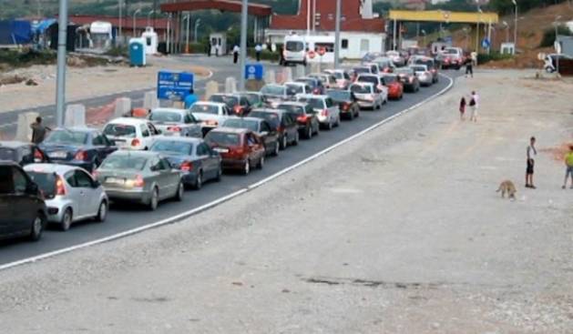 Pritje të gjata të automjeteve në kufirin Kosovë - Serbi