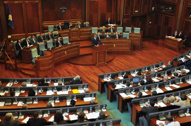 Kuvendi debaton për statusin e mësimdhënësve 1990-99