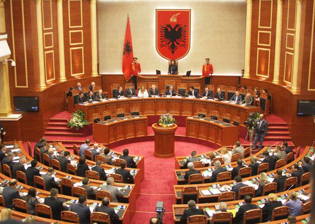 Partia socialiste vendosi rikthimin e plotë në parlament