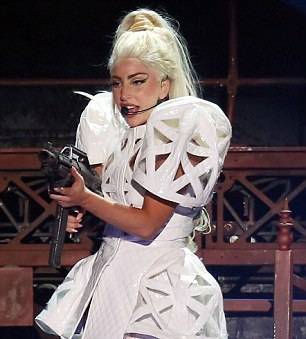 Lady Gaga, me armë në koncert