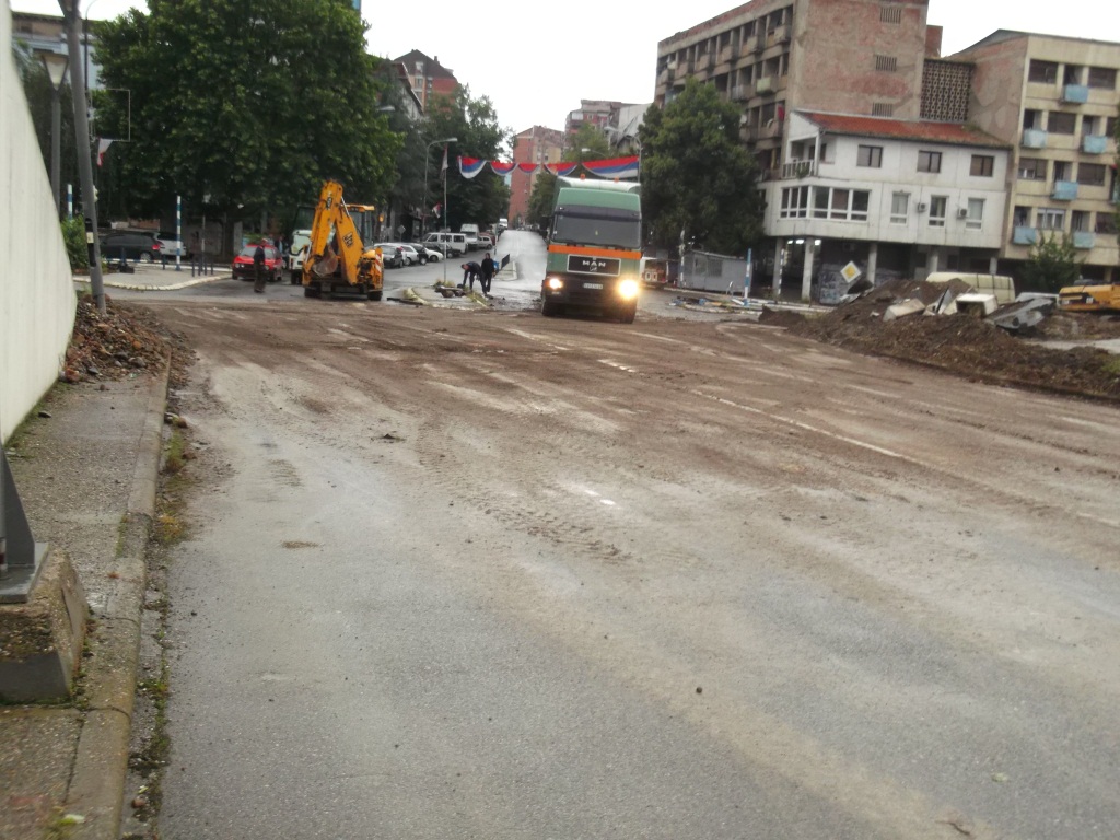 Largohet barrikada mbi urën e lumit Ibër në Mitrovicë