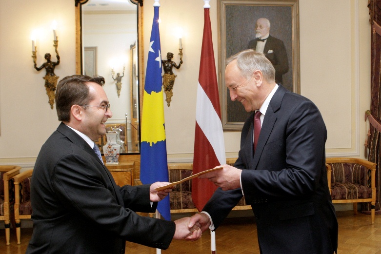 Ambasadori Peci ia dorëzoi letrat kredenciale Presidentit të Letonisë