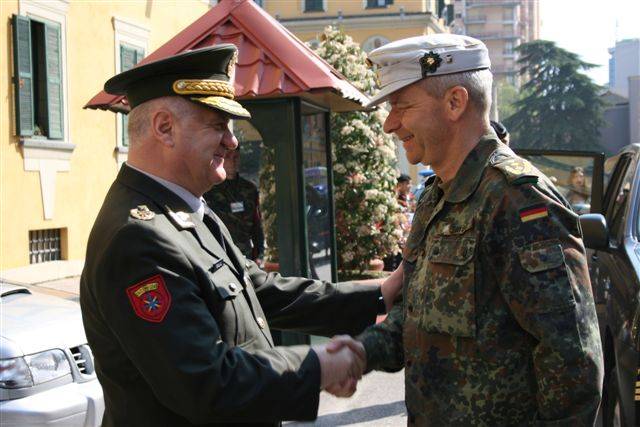 Komandanti i KFOR-it vizitoi Shqipërinë
