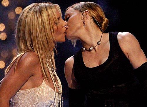 Madonna puthet sërish me një femër