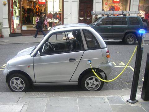 Makinat elektrike, alternativë praktike ndaj benzinës