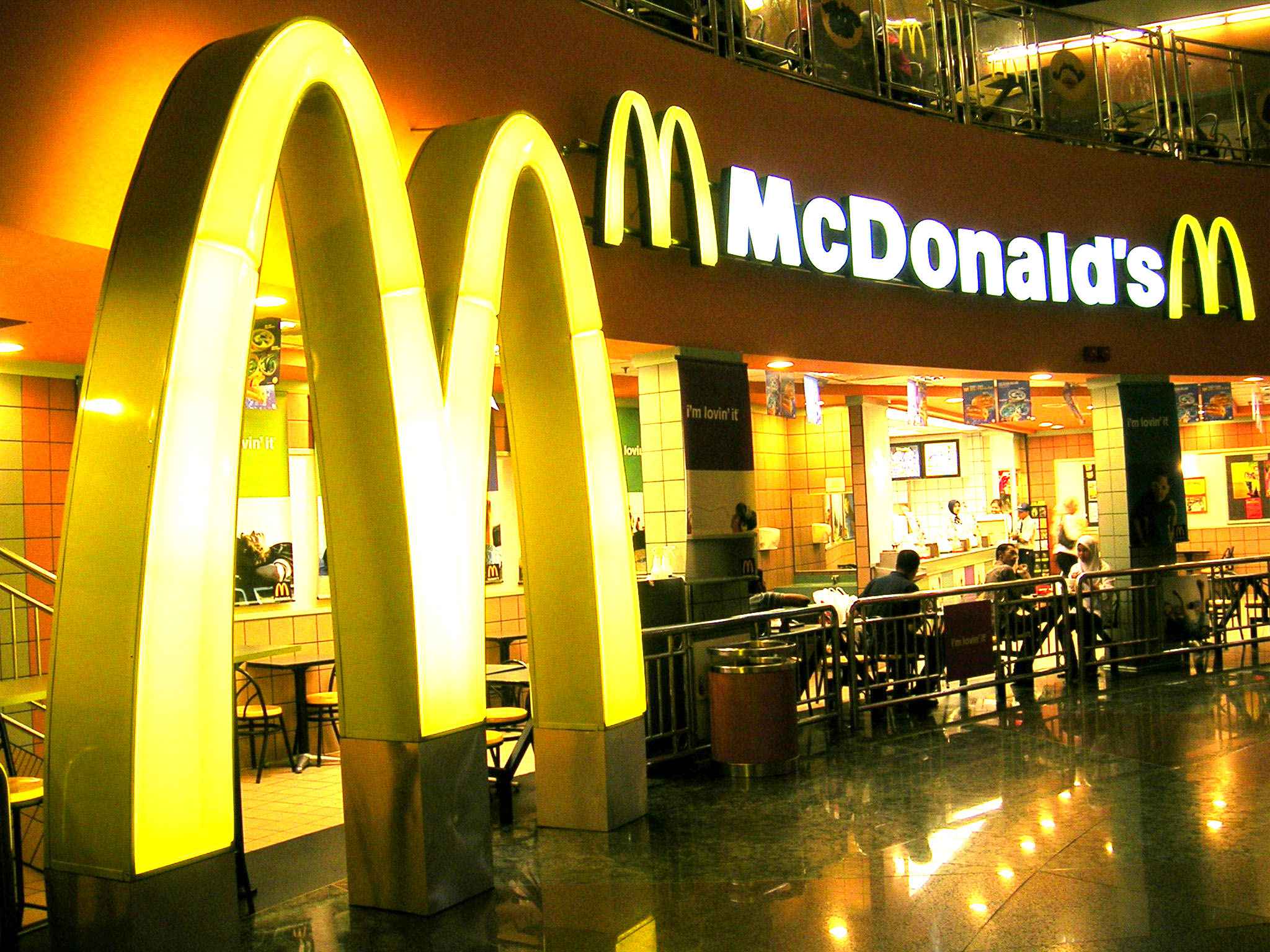 McDonald’s pezullon shitjen e mishit të pulës në Hong Kong