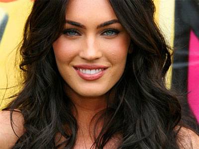 Megan Foks reklamon parfumin Armani Code