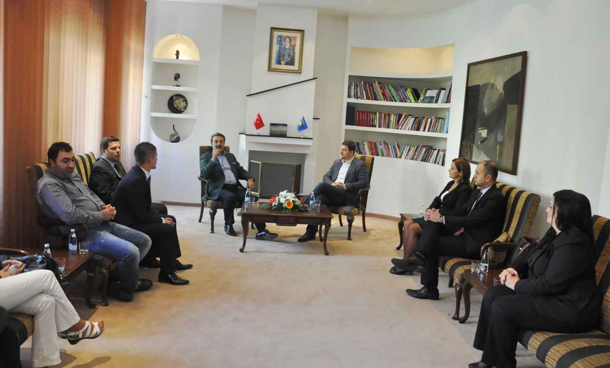 Ministri Krasniqi takoi aktorin turk Kadir Inanir