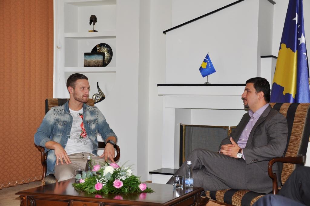 Ministri Krasniqi takoi futbollistin shqiptar Shkodran Mustafi 