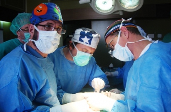 Mjekë suedezë po kryejnë operacione të ndërlikuara