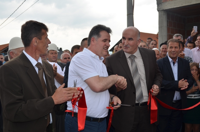 Ministri Mujota përuroi asfaltimin e rrugës Remnik të Vitisë