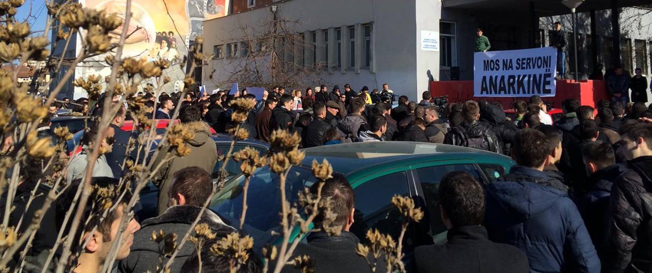 30 policë të lënduar në përleshjet me studentët